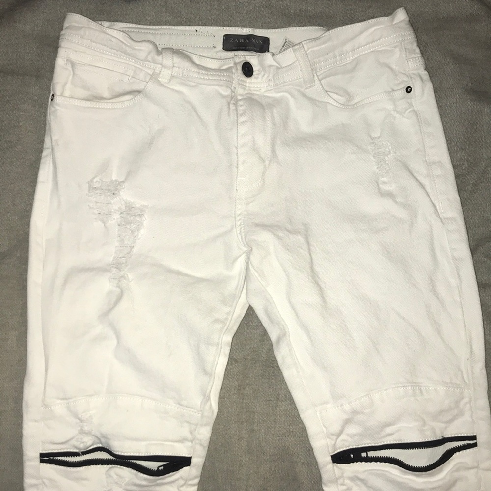 Zara men’s skinny white zippered jeans .